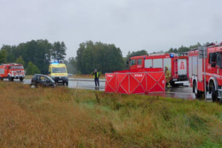 Blochy: Dramat na drodze. Dachował Smartem, wyrzuciło go na drogę