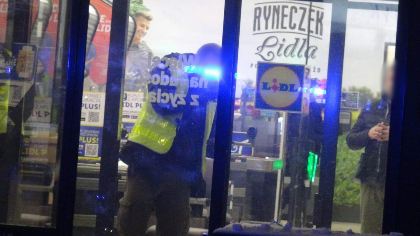 Makabra w Lidlu. Zamaskowany nożownik pociął dwie osoby. Agresor uciekł z miejsca zdarzenia