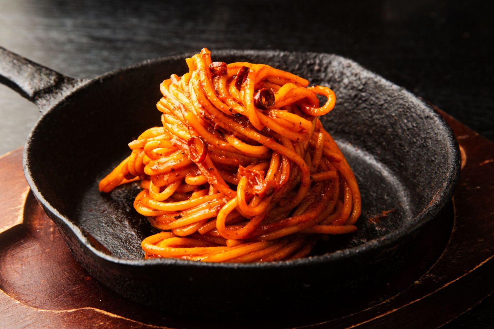 Spaghetti all’assassina – „zabójcze” spaghetti z Bari, które robi ...