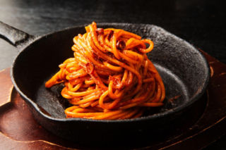 Spaghetti all’assassina – „zabójcze” spaghetti z Bari, które robi furorę w sieci