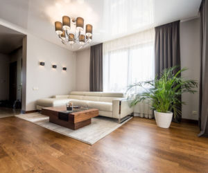 Drewniana podłoga w nowoczesnym salonie