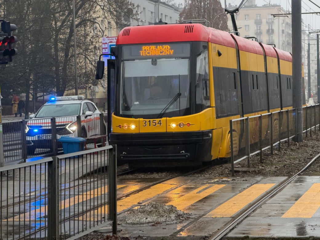 Pasażer zmarł w tramwaju na Ochocie. Na miejscu pracowały służby