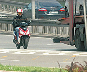 Zientarski na motorze! Znów gna po ulicach