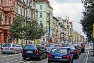 Zmiany w przepisach drogowych. Bez tablic rejestracyjnych do urzędu [AUDIO]