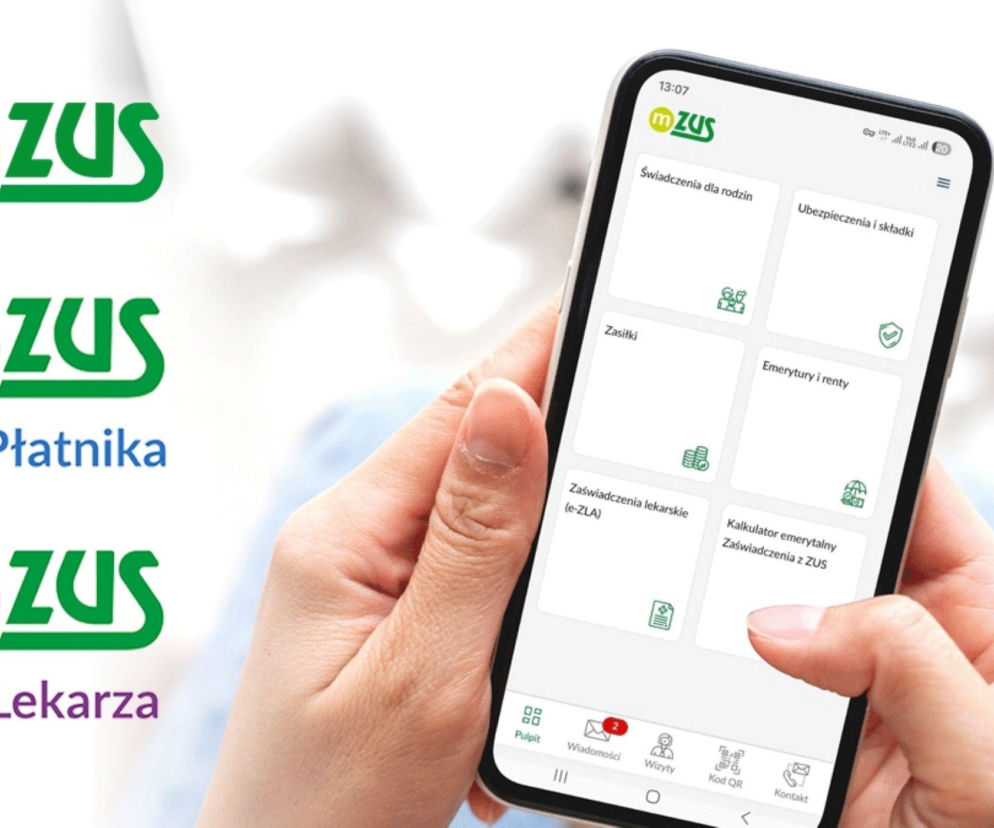Ręka trzyma smartfon z otwartą aplikacją mZUS, prezentującą opcje świadczeń dla rodzin, zasiłków, ubezpieczeń, emerytur, zaświadczeń lekarskich i kalkulatora emerytalnego. Obok widoczne są logotypy mZUS, mZUS dla Płatnika oraz mZUS dla Lekarza. Więcej o utrudnieniach w ZUS przeczytasz na Super Biznes.