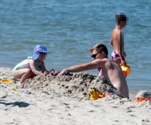 Ale mu Wesoło! Kuba Wesołowski z rodziną na plaży
