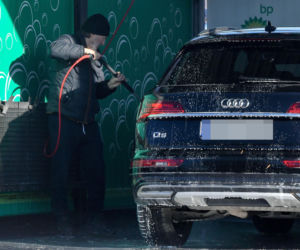 Robert Więckiewicz myje samochód