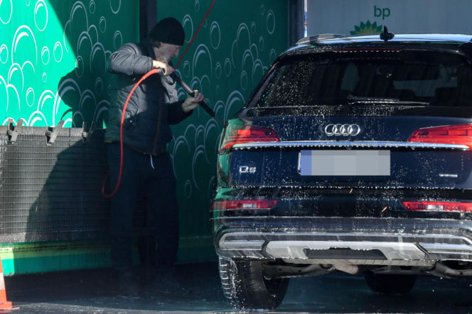 Robert Więckiewicz myje samochód