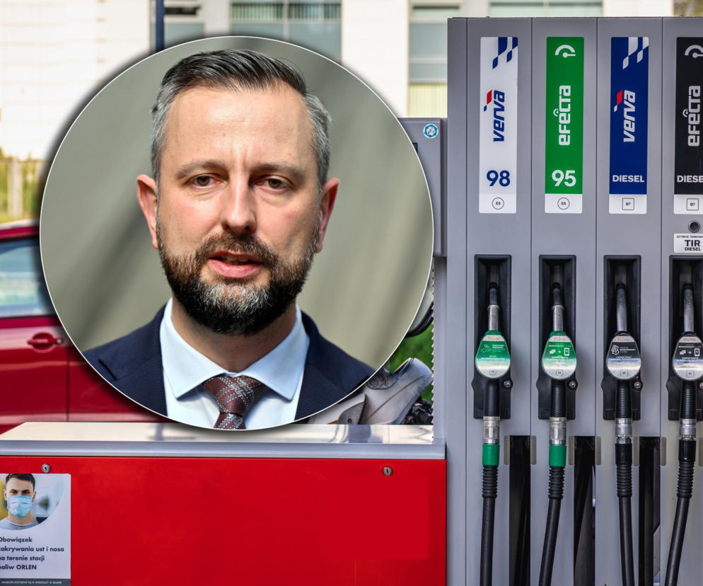 Władysław Kosiniak-Kamysz na tle dystrybutorów paliwa Orlen. Wicepremier deklaruje gotowość rządu do interwencji w sprawie wysokich cen paliw, których spadek przewiduje w perspektywie kilku tygodni, o czym więcej przeczytasz na Super Biznes.