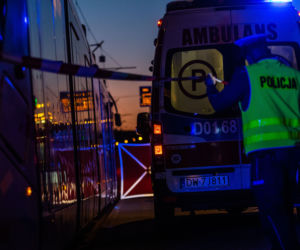 Kibic wpadł pod tramwaj