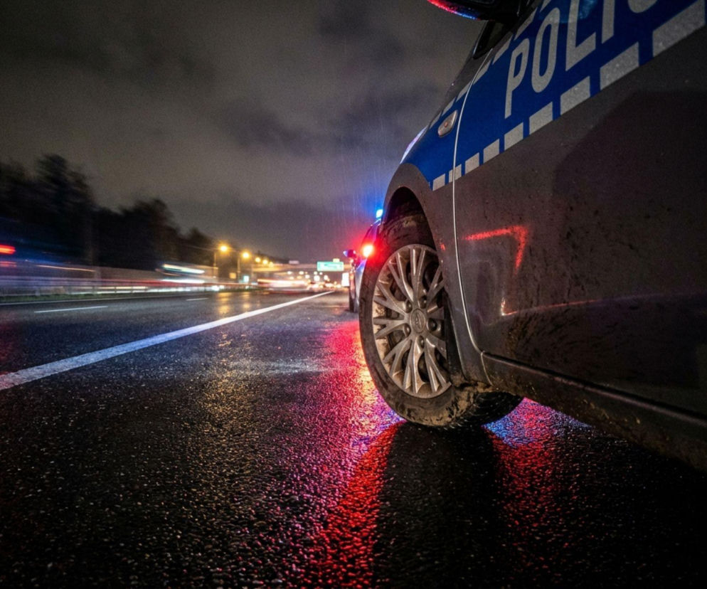 Fragment pędzącego radiowozu policyjnego w nocy