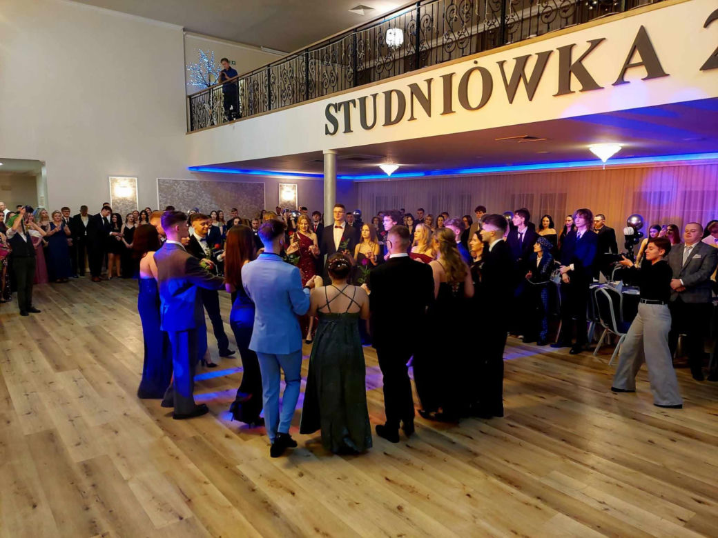 Dwa polonezy na studniówce bydgoskiej Handlówki. W jednym pomogli nauczyciele