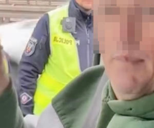 Kierowca influencer blokował ruch na moście. Siłą usunięto go z drogi