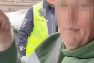 Kierowca influencer blokował ruch na moście. Siłą usunięto go z drogi