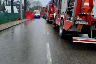 Potworna kraksa osobówki z ciężarówką. Nie żyje poszkodowany mężczyzna