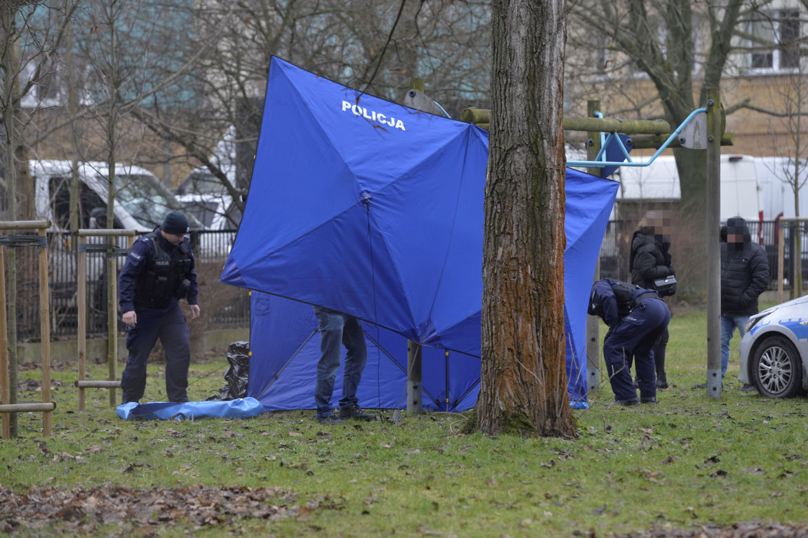 Tragedia na Mokotowie. Zwłoki młodziutkiej kobiety na szkolnym boisku