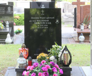 Tak wygląda grób gen. Waldemara Skrzypczaka w pierwszą rocznicę śmierci. Jeden maleńki szczegół zwraca uwagę