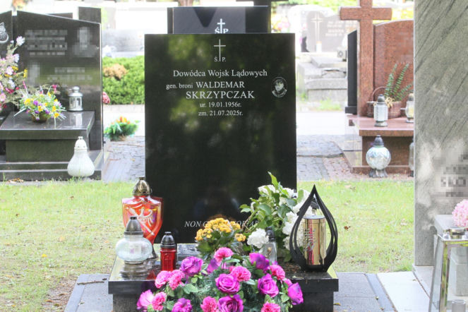 Tak wygląda grób gen. Waldemara Skrzypczaka w pierwszą rocznicę śmierci. Jeden maleńki szczegół zwraca uwagę