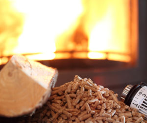 Ceny węgla, pelletu i drewna w kwietniu 2026. Czy warto zrobić wiosną zapasy na kolejną zimę? 