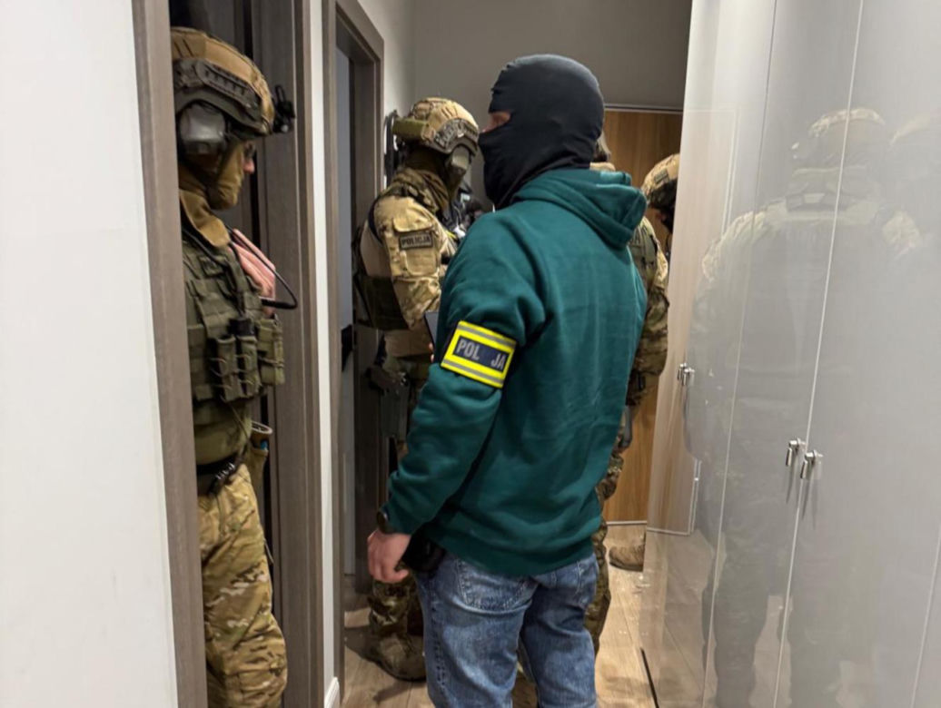 Policjanci stołecznego Wydziału do walki z Terrorem Kryminalnym i Zabójstw zatrzymali sprawców brutalnego rozboju, do którego doszło w czerwcu 2023 roku na warszawskiej Białołęce