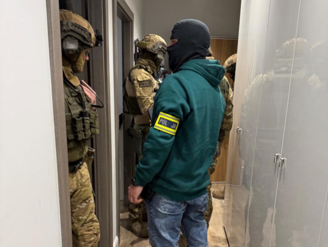 Policjanci stołecznego Wydziału do walki z Terrorem Kryminalnym i Zabójstw zatrzymali sprawców brutalnego rozboju, do którego doszło w czerwcu 2023 roku na warszawskiej Białołęce