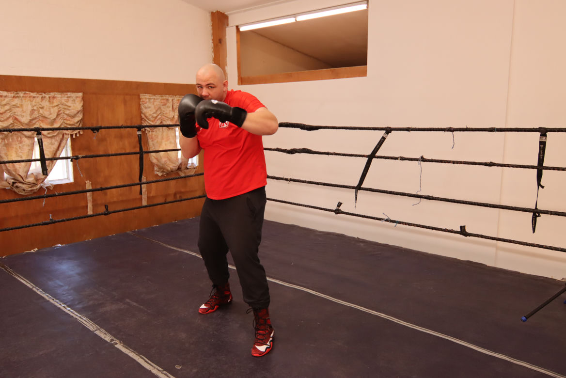 Adam Kownacki zbudował sobie ring w domu