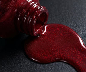 Zapomnijcie o klasycznej czerwieni. Paznokcie w tym odcieniu będą hitem tegorocznych świąt