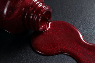 Zapomnijcie o klasycznej czerwieni. Paznokcie w tym odcieniu będą hitem tegorocznych świąt