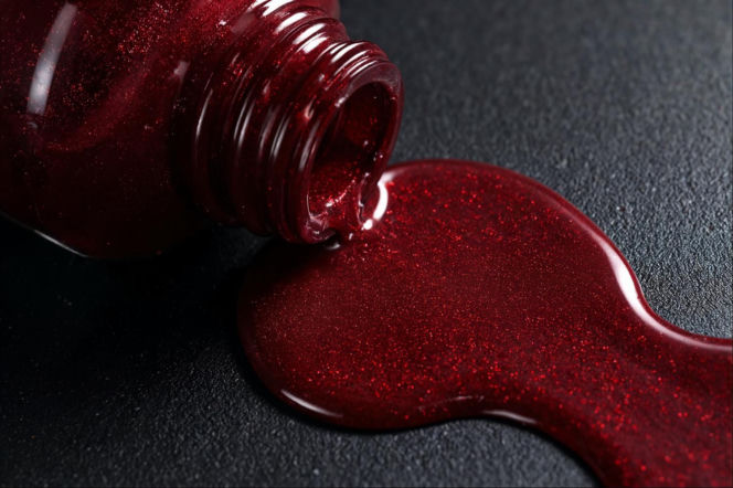 Zapomnijcie o klasycznej czerwieni. Paznokcie w tym odcieniu będą hitem tegorocznych świąt