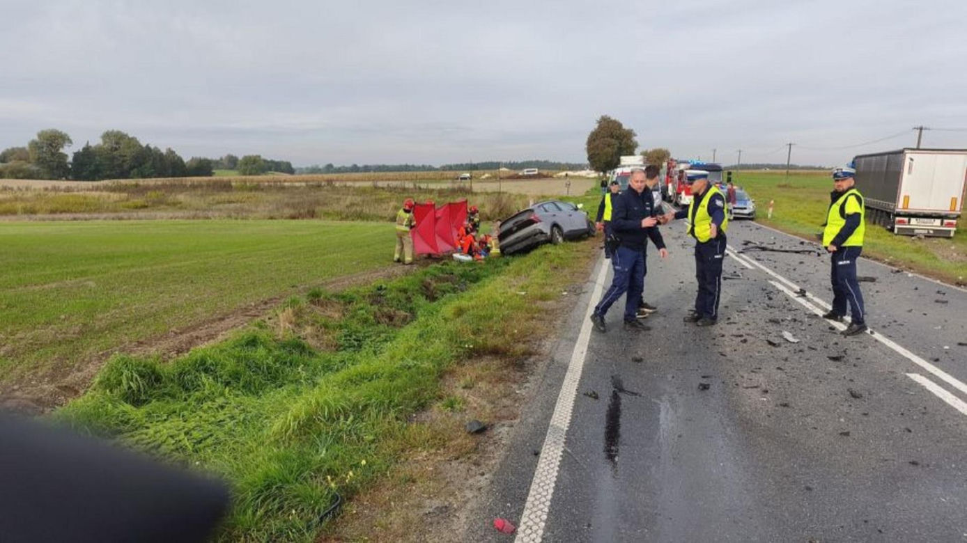Tragiczne zderzenie dwóch osobówek z ciężarówką! Kobieta nie miała szans