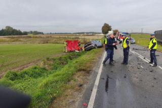 Tragiczne zderzenie dwóch osobówek z ciężarówką! Kobieta nie miała szans