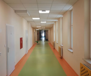 Jak wygląda rozbudowana część Szkoły Podstawowej w miejscowości Dąbrówka Stany przed zakupem wyposażenia?