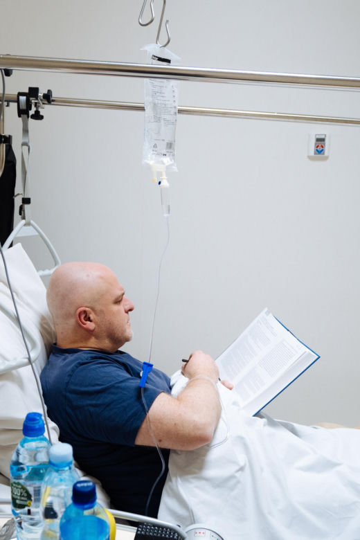 Poseł KO spędził w szpitalu sześć dni  Naprawili Kowalowi kolano