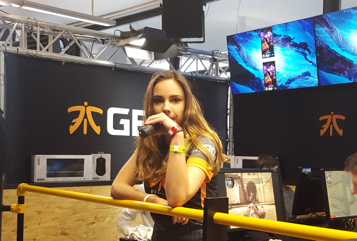 Hostessy i cosplay'e na IEM 2016