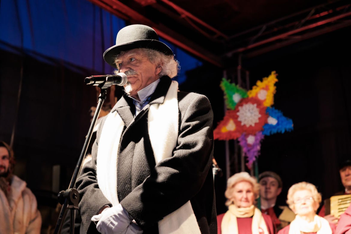 Paderewski przybył do Poznania; tłum mieszkańców na inscenizacji przyjazdu kompozytora do stolicy Wielkopolski