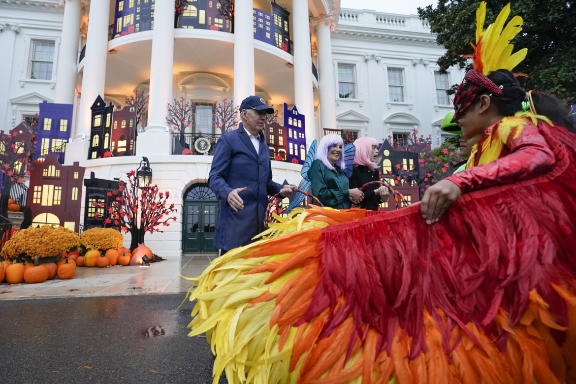 Pierwsza dama przebrała się na Halloween! Miała skrzydła i perukę. Jak wyglądała?