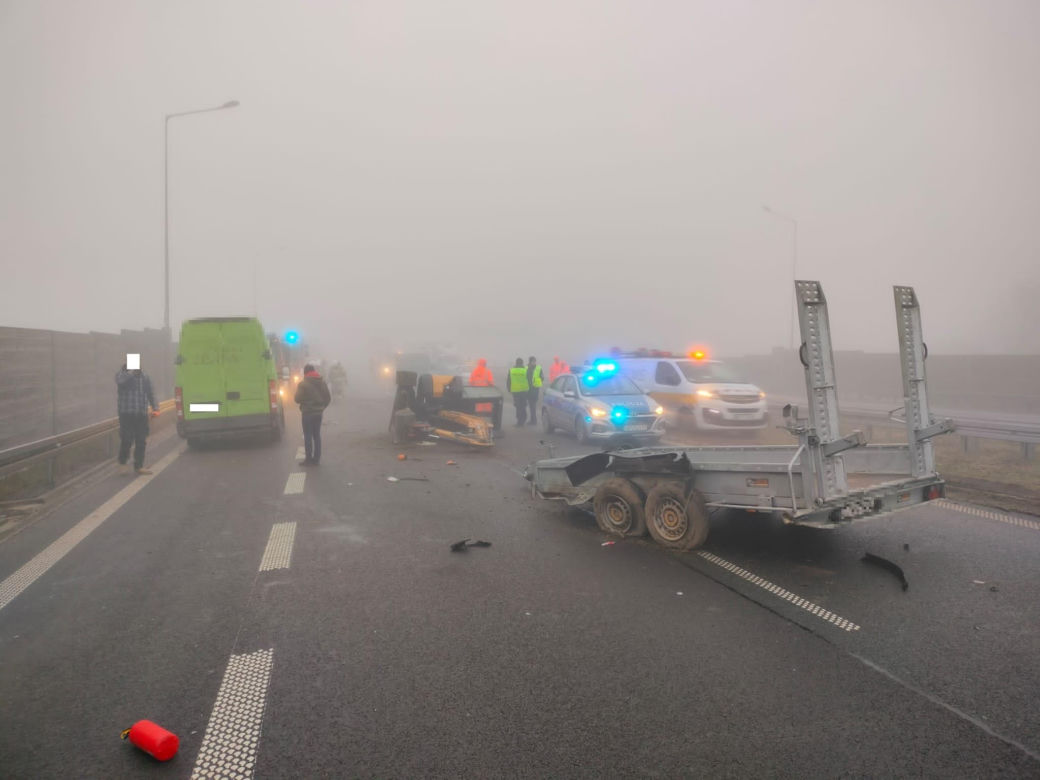 Kolizja za kolizją na S5 koło Leszna. Na wysokości Lipna w gęstej mgle wpadają na siebie samochody
