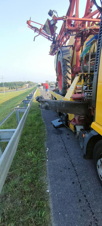 Potworny wypadek pod Białobrzegami! 55-latek zjechał nas pas awaryjny, ale zmiażdżyła go ciężarówka [ZDJĘCIA]