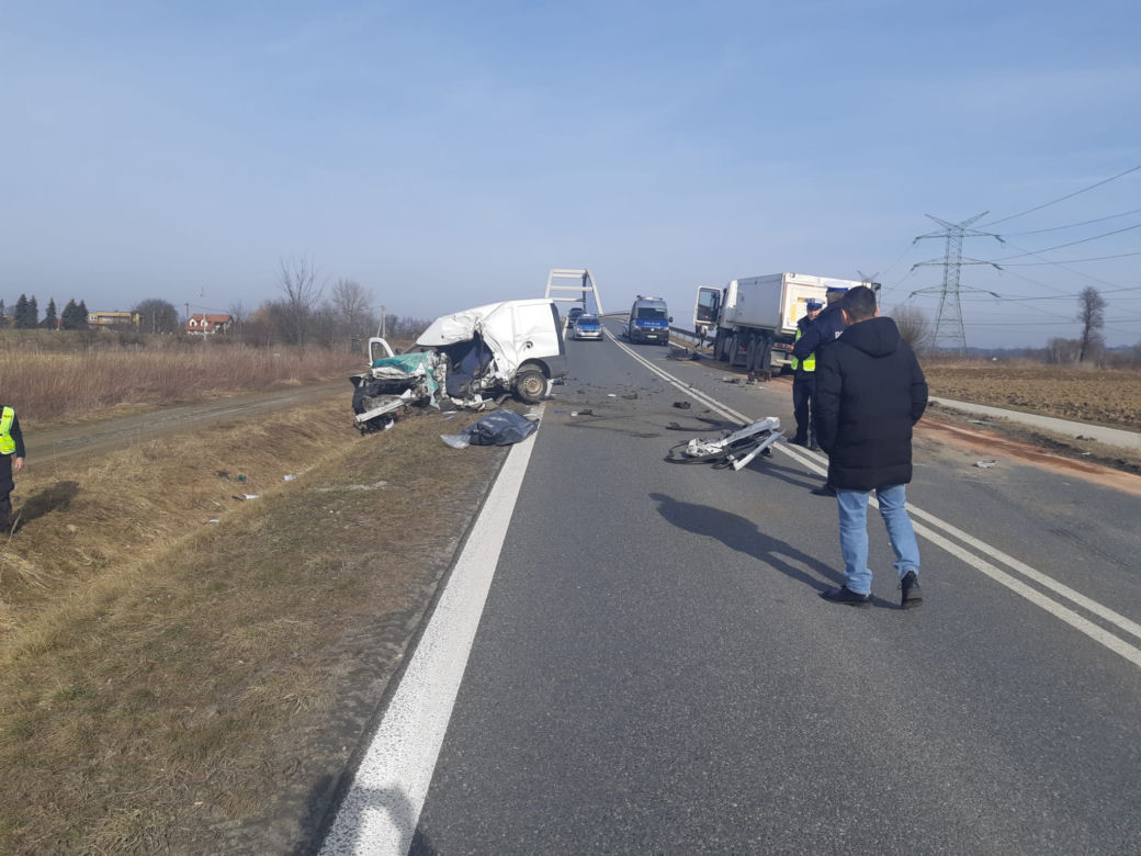 Wojnicz. Dostawczy fiat zderzył się z ciężarówką. Nie żyje 50-letni kierowca