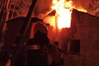 Dramat pod Mińskiem Mazowieckim. Spłonął dom. Rodzina została bez dachu nad głową