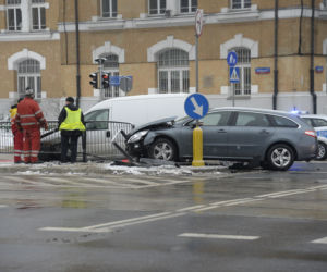 Warszawa. Wypadek na skrzyżowaniu ulic: alei Solidarności i ulicy Jagielońskiej.