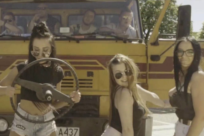 Kabaret Malina parodiuje hit Subeme La Radio 