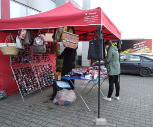 Zamość: Handel przed galerią Revia Park. Sprzedawcy przenieśli się przed galerię
