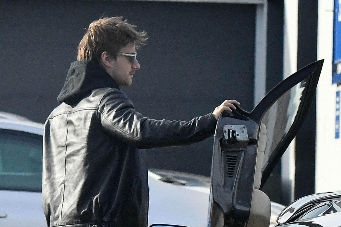 Maciej Musiał najpierw pieści auto, potem dziewczynę