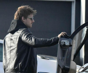 Maciej Musiał najpierw pieści auto, potem dziewczynę