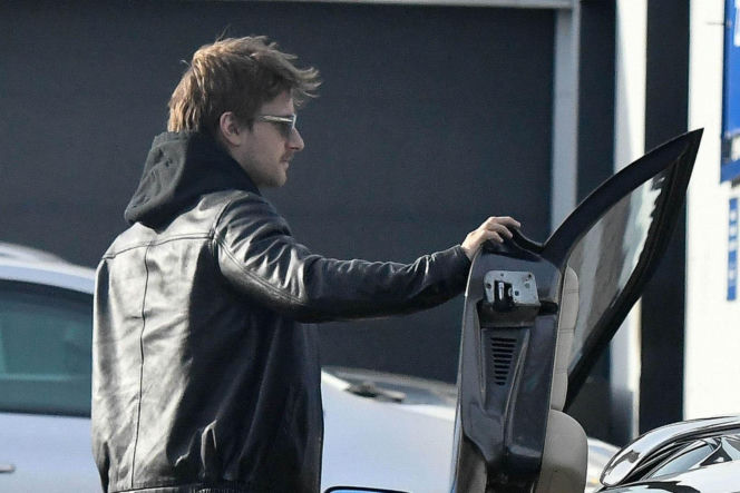 Maciej Musiał najpierw pieści auto, potem dziewczynę