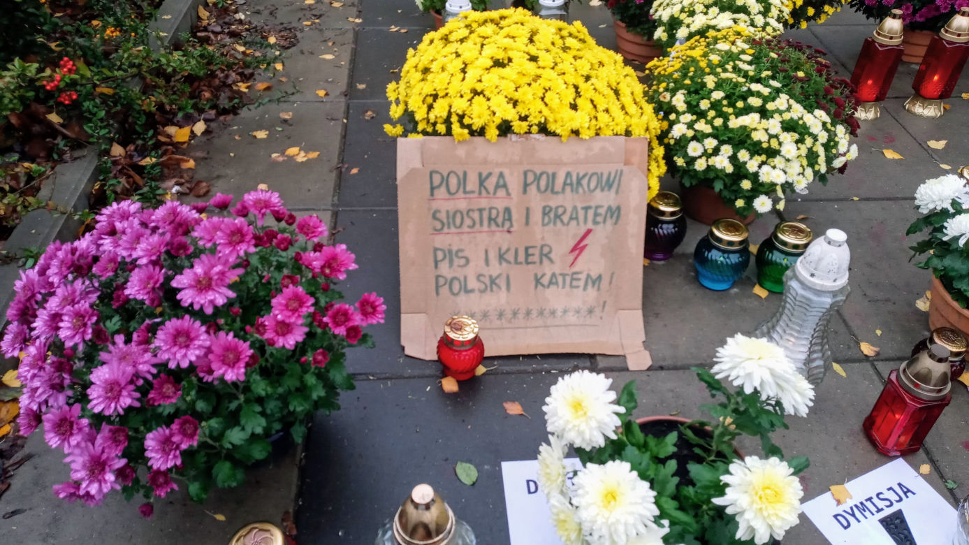 Chryzantemy i znicze pod siedzibą PiS w Szczecinie
