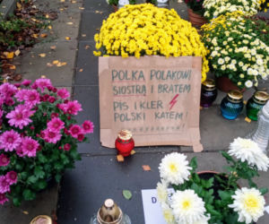 Chryzantemy i znicze pod siedzibą PiS w Szczecinie