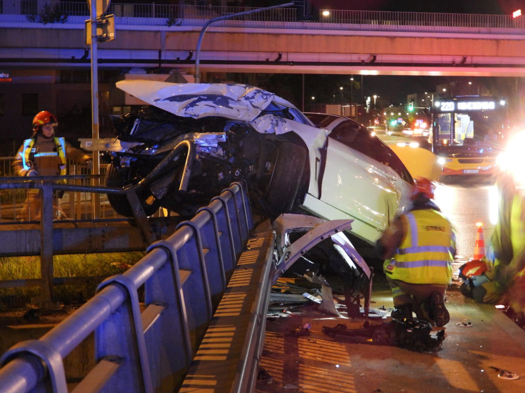 Dramatyczny wypadek na S8. BMW wylądowało na barierze