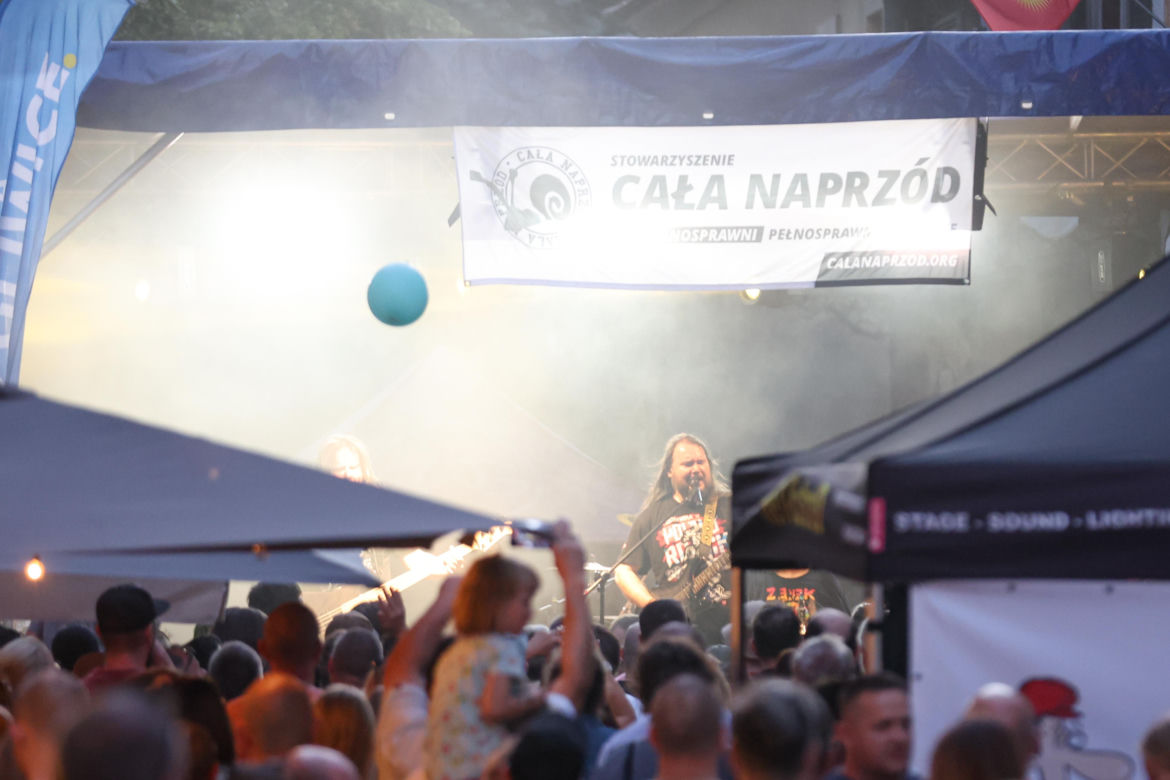 Hałas Miasta 2025 w Gliwicach. Zenek Kupatasa i Wiewiórka Na Drzewie na scenie